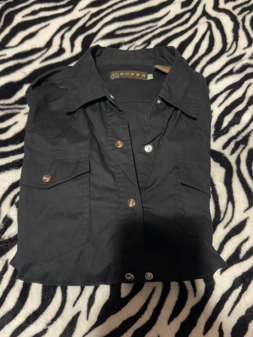 Roper Black Womenâs Button-Down Shirt with Snap Pockets